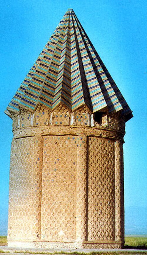 ضريح أخانجان، حيث دُفنت جوهارتاج، شقيقة جوهر شاد. ويُعدّ هذا الضريح مثالاً رائعاً على فن العمارة التيمورية في بلاد فارس.