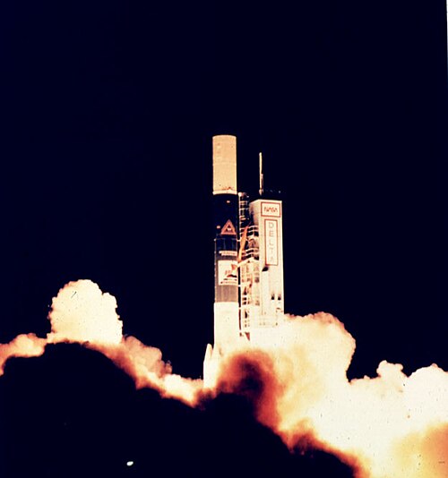 صاروخ دلتا 5000 يحمل طائرة COBE ينطلق من SLC-2W في عام 1989