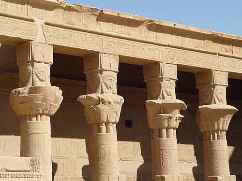 أعمدة ذات تيجان هاثورية