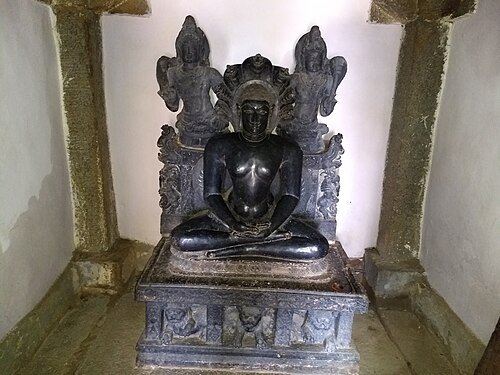Suparshvanatha مع ياكشا فاراناندين وياكشي كالي