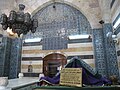 جدران الضريح مع البلاط المضاف في العصر العثماني.