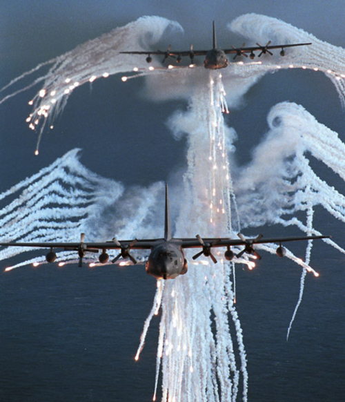 طائرات MC-130P كومبات شادو تطلق مشاعل حرارية