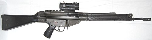 بندقية AK-4B مزودة بمنظار Aimpoint تابعة للحرس الوطني السويدي