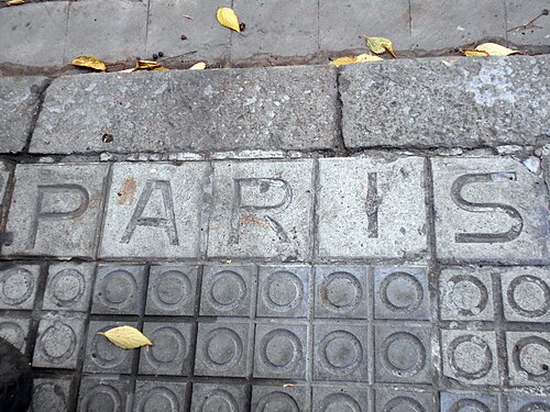 اسم الشارع على الرصيف: Carrer de París.