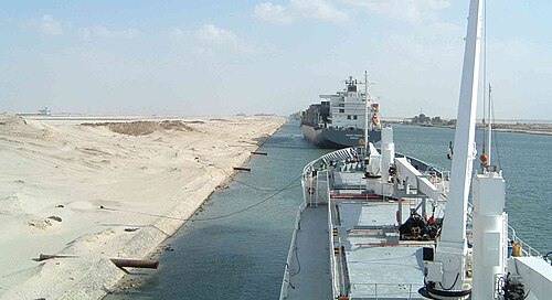 السفن الراسية في البلاح أثناء العبور