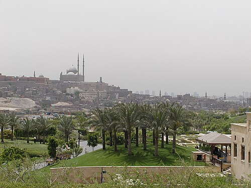إطلالة على المدينة من نقطة مراقبة في الحديقة