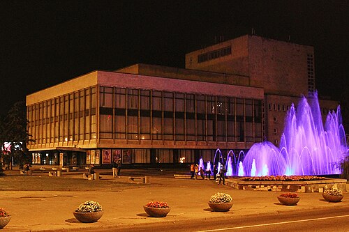 المسرح والنافورة ليلاً