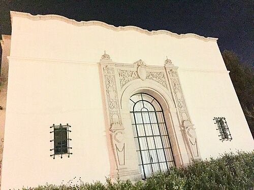 إطار نافذة مزخرف.