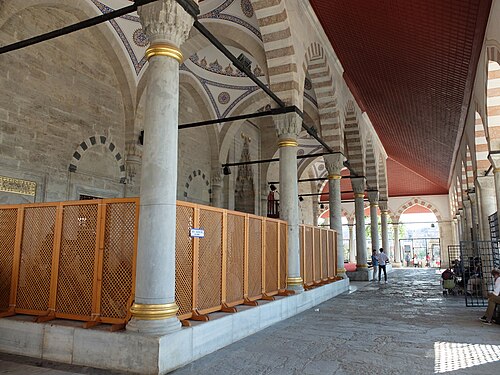 رواق مزدوج أمام مسجد مهرماه سلطان