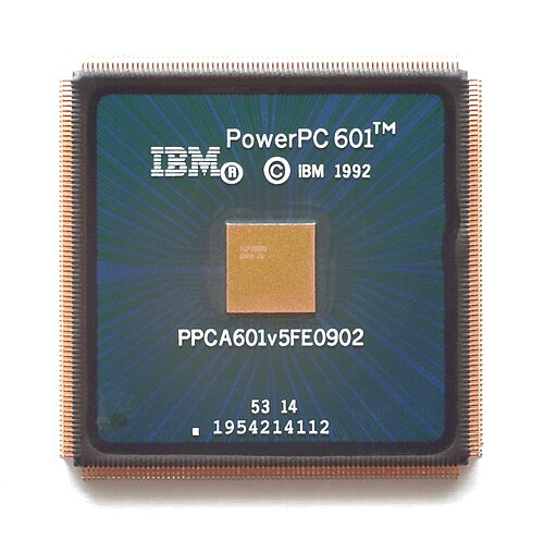 علبة خضراء رباعية الأطراف مزودة بالعديد من الدبابيس على خلفية بيضاء، تحمل شعار IBM، وPowerPC 601، وحقوق الطبع والنشر لعام 1992