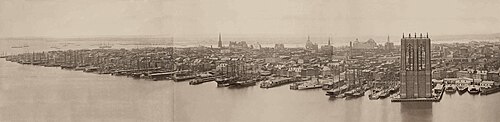 منظر لمانهاتن عام 1876، يظهر جسر بروكلين قيد الإنشاء