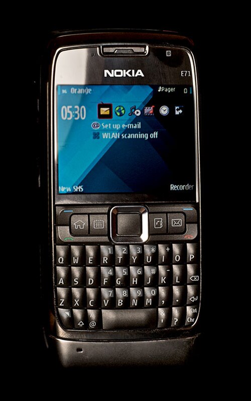 هاتف نوكيا E71 مزود بلوحة مفاتيح QWERTY.