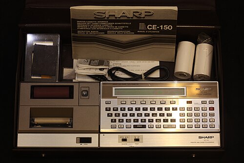 جهاز شارب PC-1500 مزود بطابعة/راسمة وواجهة كاسيت في حقيبة سفر