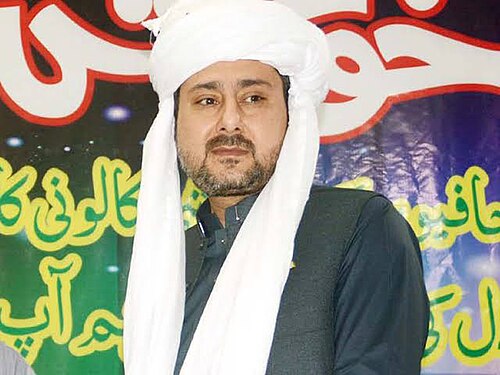 رجل بلوشي يرتدي غطاء رأس