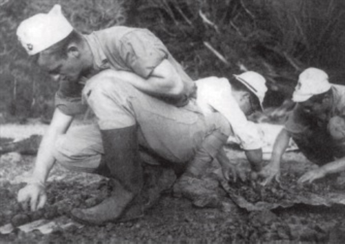 مشاة البحرية الأمريكية يبحثون عن رفات أسرى الحرب القتلى في جزيرة تشيتشيجيما، 1946