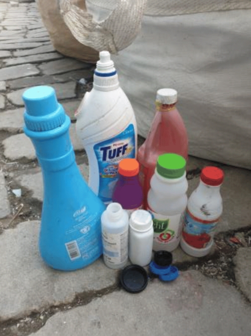 يُستخدم البولي إيثيلين عالي الكثافة (HDPE) لصنع حاويات متينة؛ ويمكن صنع الحاويات الشفافة من مادة PET.