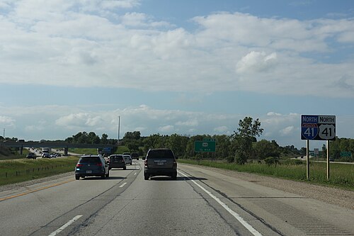 تم تركيب لافتة جديدة تشير إلى الطريق السريع I-41/US 41 جنوب الطريق السريع WIS 145 بالقرب من ريتشفيلد في يونيو 2015