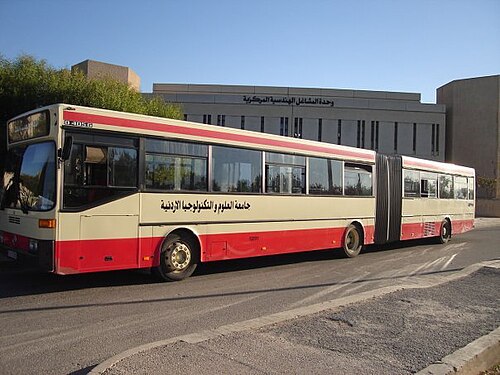 تُستخدم حافلات النقل في الحرم الجامعي الذي تبلغ مساحته 11 كيلومترًا مربعًا.