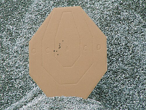 هدف IPSC الثماني الأضلاع (المعروف سابقًا باسم الهدف الكلاسيكي) هو هدف من الورق المقوى يستخدم في جميع التخصصات داخل الاتحاد الدولي للرماية العملية.