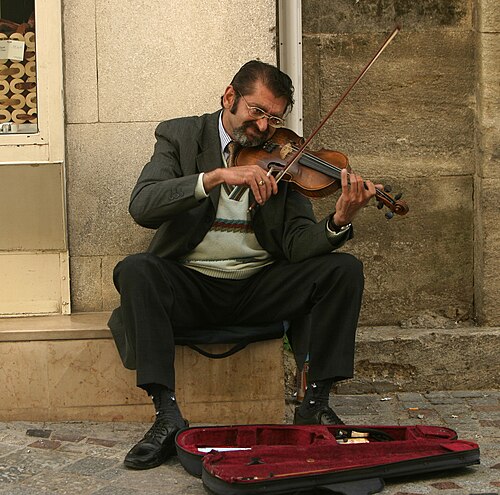 عازف كمان كلاسيكي في آرل، فرنسا
