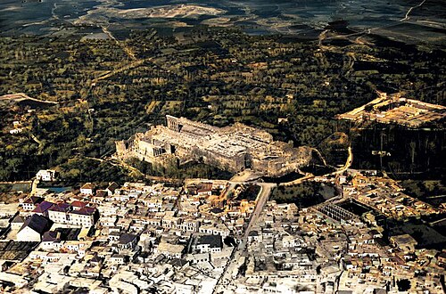 صورة لمدينة بعلبك التُقطت في ستينيات القرن الماضي، وتظهر فيها أعمدة المسجد في الزاوية اليمنى المقابلة للآثار الرومانية.