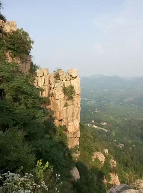 حافة جبل يي من الأعلى