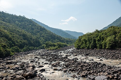 صخور في النهر.
