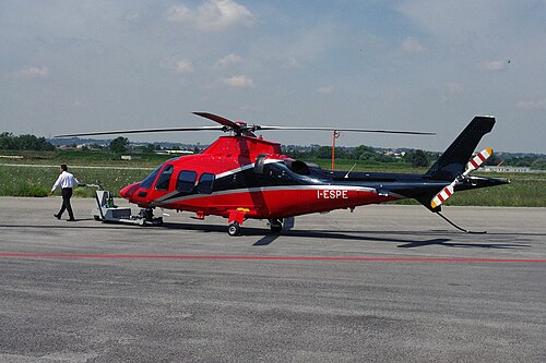 طائرة AgustaWestland AW109 تحت السحب