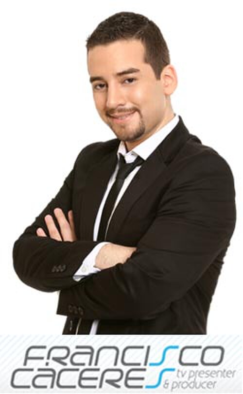 فرانسيسكو كاسيريس هو مقدم برامج ومنتج تلفزيوني. وهو حاليًا خبير الأفلام في برنامج "Un Nuevo Día" الصباحي الوطني على قناة تيليموندو، ومقره في ميامي، فلوريدا.
