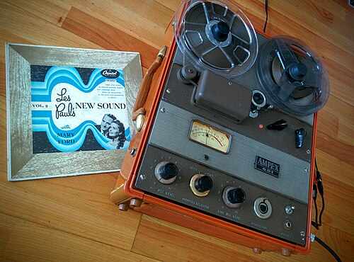 جهاز Ampex 601 يشغل تسجيلًا لألبوم "Les Paul's New Sound, Vol. II". صُنع في ريدوود سيتي، كاليفورنيا. حوالي عام 1956.