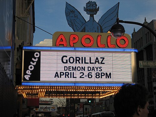لافتة المسرح كما شوهدت في عام 2006. تم الإعلان عن فرقتي Gorillaz و Demon Days على اللافتة.