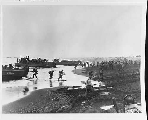 جنود يفرغون سفن الإنزال على الشاطئ في خليج المذبحة، أتو، في 12 مايو 1943.