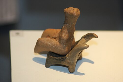 تمثال Cucuteni يبقى على كرسي مصغر؛ 4750-4700 ق.م. السيراميك. تم اكتشافه في تاربيتي (رومانيا الحديثة)؛ متحف الآثار بياترا نيامتس
