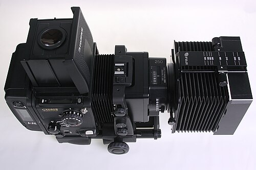 هيكل كاميرا فوجي GX680III الاحترافي مع منفاخ طويل، ومنظار قابل للطي على مستوى الخصر مع عدسة مكبرة قابلة للطي، وحامل فيلم رول IIIN (للوضع الرأسي)، وعدسة فوجينون EBC GX 250mm 1:5.6 مع واقي عدسة منفاخ II مثبت