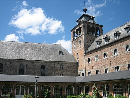 Le cloître de l'abbaye de Leffe et, à son angle, la Tour clocher (التصوير الفوتوغرافي الحديث).