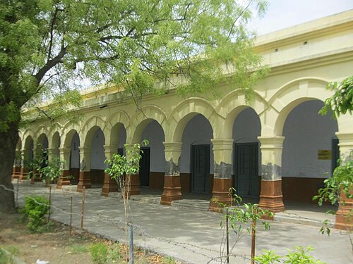 مبنى المدرسة على الجانب الأيسر