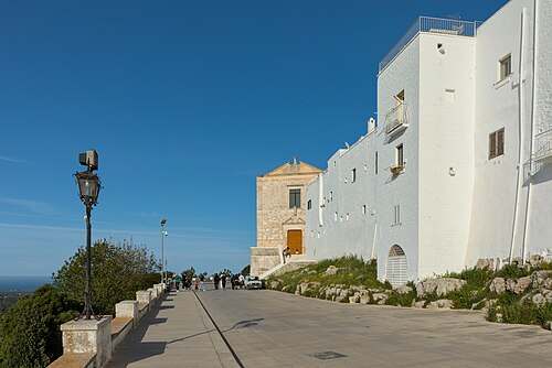الجدران البيضاء لمدينة أوستوني، بإطلالة على البحر الأدرياتيكي
