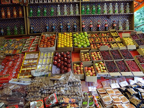 Food retailer&nbsp;– a fruit shop in Naggar, Himachal Pradesh, India