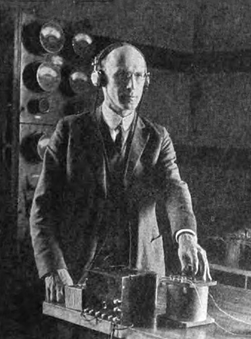 جون ميلتون ميلر، مع آلاته الموسيقية، من عام 1922