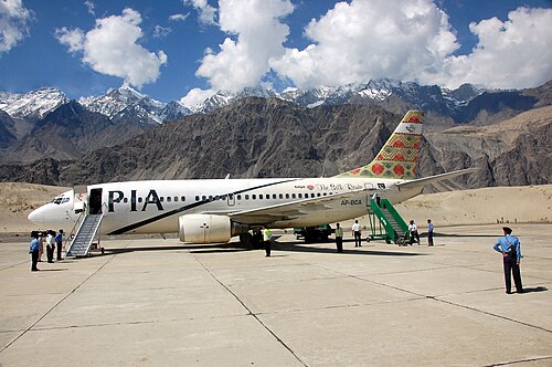 طائرة بوينغ 737 مملوكة ومدارة من قبل الخطوط الجوية الباكستانية الدولية (PIA). وتشغل الخطوط الجوية الباكستانية الدولية رحلات مجدولة إلى 70 وجهة محلية و34 وجهة دولية في 27 دولة.