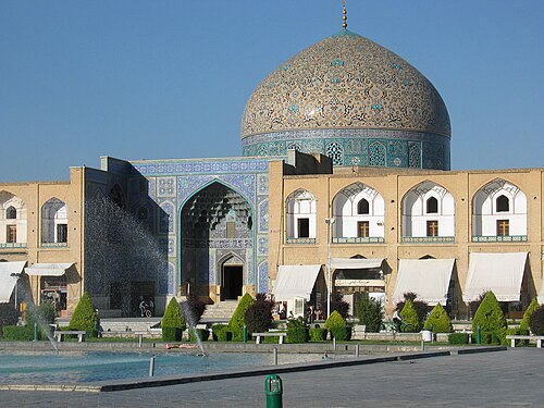 نقش عربي ضخم على قبة مسجد الشيخ لطف الله في أصفهان، إيران، القرن السابع عشر