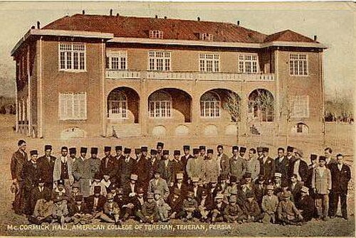 قاعة ماكورميك، الكلية الأمريكية في طهران، حوالي عام 1930، والتي تم تأسيسها من قبل جامعة ولاية نيويورك في عام 1932. كما أسس الأمريكيون أول كلية طب حديثة في إيران في سبعينيات القرن التاسع عشر.