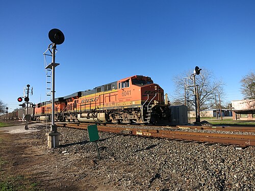 تقوم القاطرة BNSF 6041 بسحب قطار شحن متجه شرقًا عند شارع 2nd