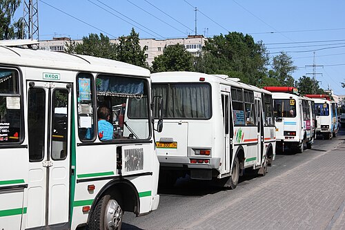حافلات ذات بابين في تومسك. أسطوانات غاز حمراء تُستخدم كوقود لغاز الميثان