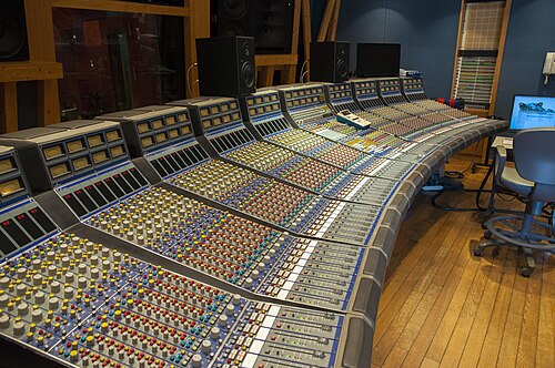وحدة تحكم Focusrite ذات 72 مدخلاً و48 مخرجاً مع أتمتة GML Fader