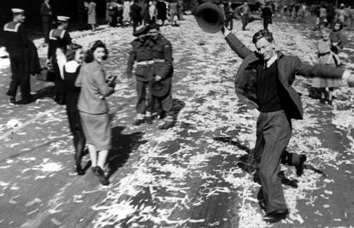 رجل راقص في سيدني في 15 أغسطس 1945
