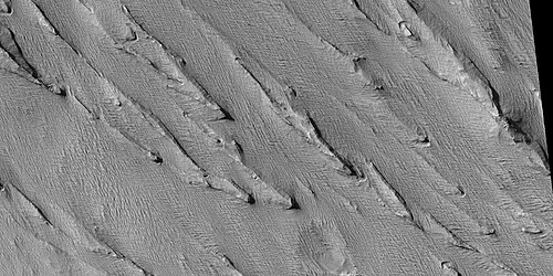 ياردانغ، كما التقطتها كاميرا HiRISE ضمن برنامج HiWish. الموقع بالقرب من جوردي دورسوم في منطقة أمازونيس. ملاحظة: هذه صورة مكبرة للصورة السابقة.