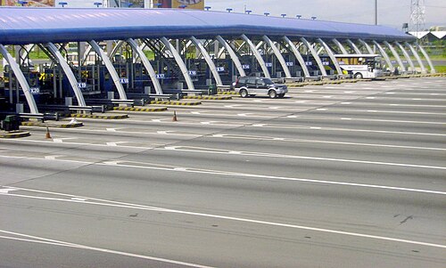 حاجز تحصيل الرسوم في بوكاو على طريق NLEX السريع.