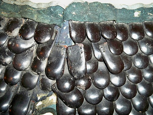 درع ياباني على شكل حراشف السمك (جيورين كوزاني)، مصنوع من واقي رقبة الخوذة (كابوتو شيكورو)، من الجلد المقوى