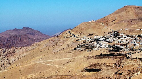 جبل هارون (جبل هارون)، حيث يُعتقد أن هارون، شقيق موسى، قد توفي، وبلدة طيبة